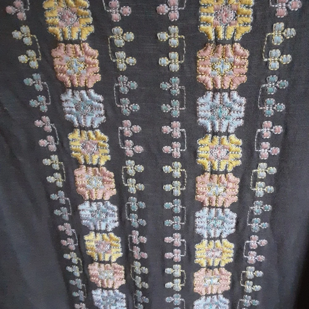 Embroidered Sundance Gray Top - Picture 2 of 4